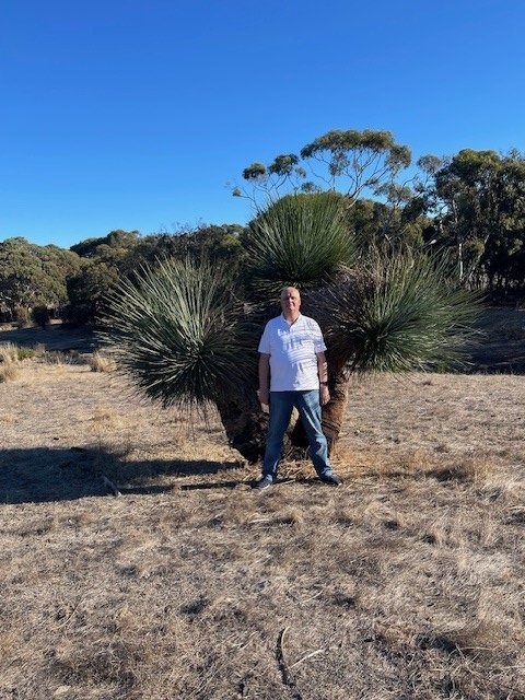 HM_vor_Baum_Red_Yacca_Gum_Australien_2024.jpg